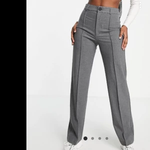 Gråa kostymbyxor  - Gråa kostymbyxor från pull and bear i storlek S. De är helt slutsålda på hemsidan.❤️   Byxorna har endast använts ett fåtal gånger. Frakt tillkommer!💕☺️