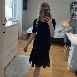 Svart klänning  - Tajtare svart klänning med volanger nedtill. Följer kroppen fint och går ner till knäna. Pris kan diskuteras ❤ 