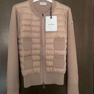 Moncler cardigan dam. Storlek M. Den är helt ny med tags aldrig använd  Pris 4899kr nästan halva nypris 