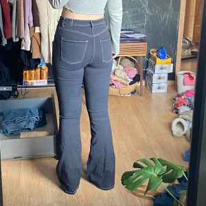 svarta jeans  - ursprungligen blåa men färgade, köpta från zalando för några år sedan och är nästintill oanvända.  sitter bra i midjan, men säljer pågrund av att jag köpte andra   är 175 cm lång 