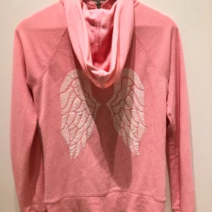 Rosa Victoria´s Secret kofta  - Säljer denna super fina koftan från VS för den kommer inte längre till användning.🥰 Jätte clean girl!!! Super fin rosa färg och snygg detalj på ryggen☺️Storlek small men passar en medium också💃