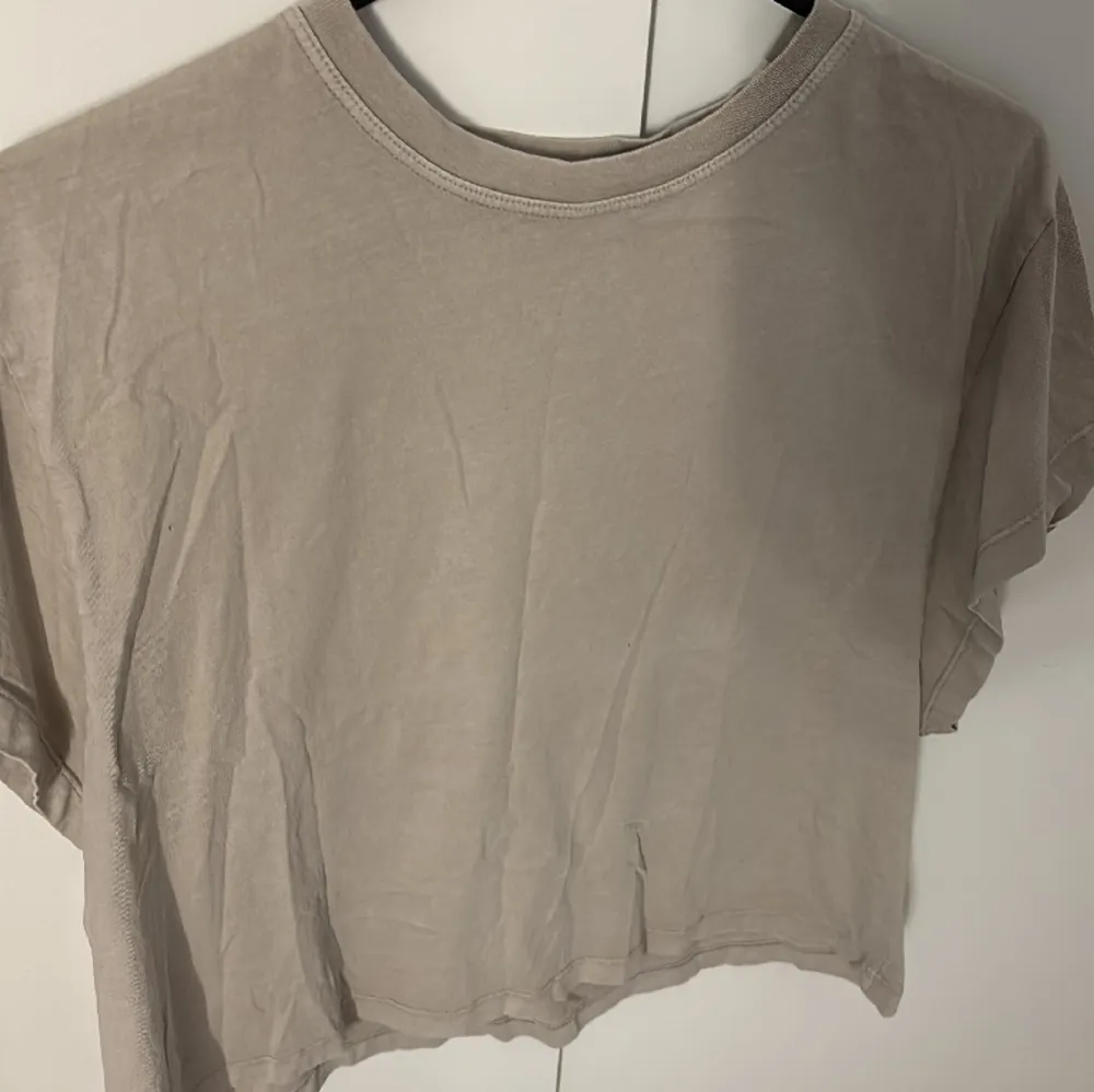 Säljer denna grå/beiga topp från bershka!. T-shirts.