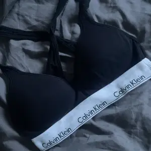 Calvin Klein bh i svart, använd ett fåtal gånger, inga defekter, ordpris - 549kr. 🖤 