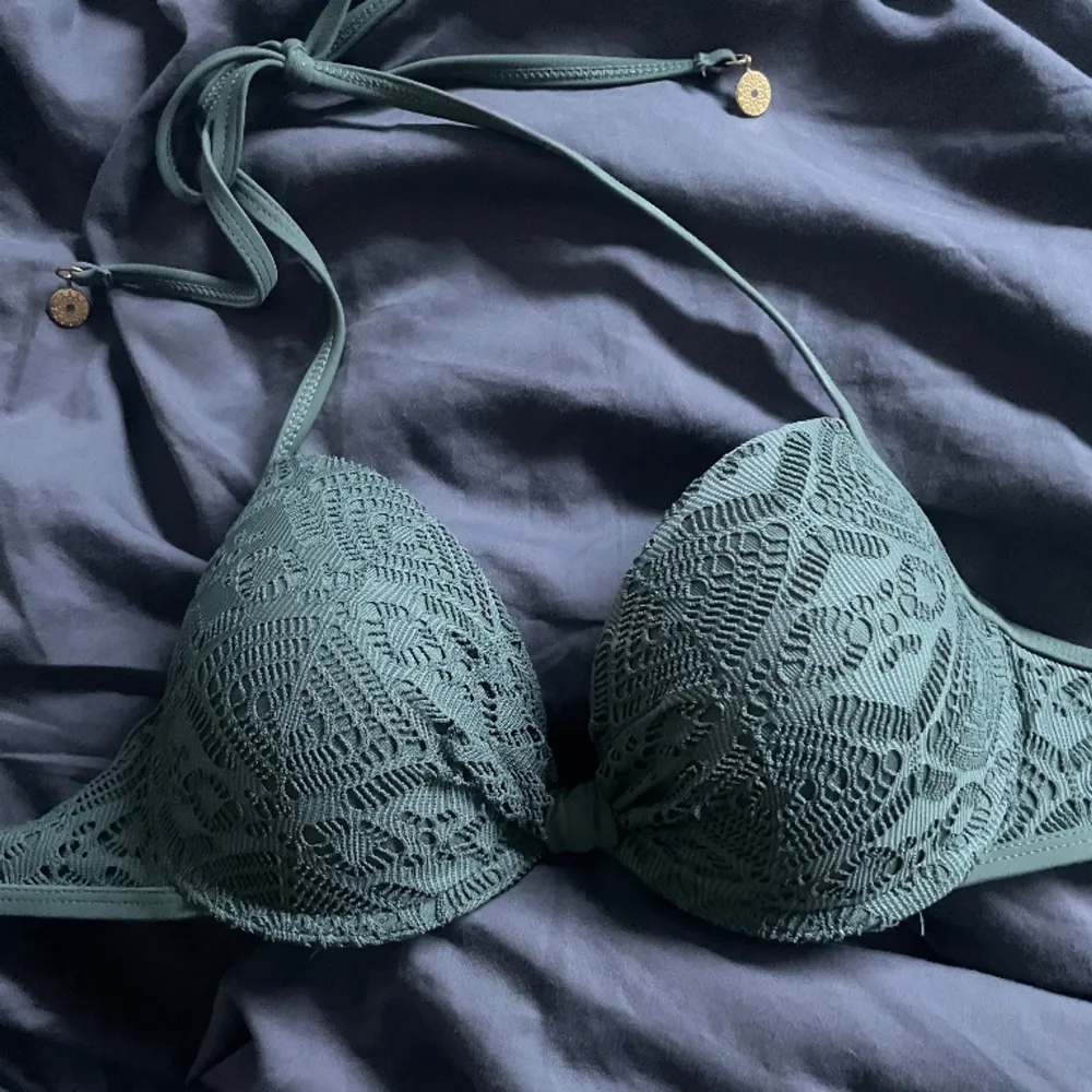 Emerald grön bikini med superfina detaljer. Ej använda! Skriv för frågor🩶. Övrigt.