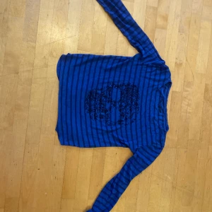 Zadig tröja - Jättefin Zadig tröja, den är blå som på de två första bilderna (vet inte varför sista blev grå). Den är i storlek M, men sitter bra på mig med S. Pris kan diskuteras!💕