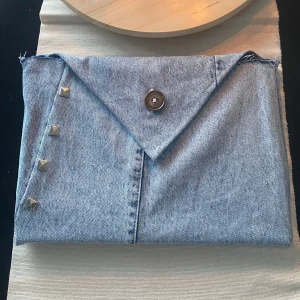 Datorfodral  - Handgjort datorfodral av 100% återvunnet material. Perfekt för dig som gillar praktiskt men ändå vill hålla stilen uppe. Funkar även till iPads. 🩵mått: längd 35 cm, höjd 23,5cm
