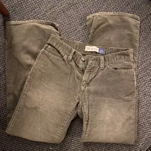 Lågmidjade manchester jeans från GAP. Väldigt bra kvalitet men de är för små för mig. De är lågmidjade och i bra längd. Perfekta att ha nu i vår eller på hösten pga den gröna färgen!  Skriv gärna om ni vill ha fler bilder, mått eller diskutera pris💕