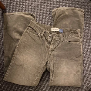 Low rise flare jeans - Lågmidjade manchester jeans från GAP. Väldigt bra kvalitet men de är för små för mig. De är lågmidjade och i bra längd. Perfekta att ha nu i vår eller på hösten pga den gröna färgen!  Skriv gärna om ni vill ha fler bilder, mått eller diskutera pris💕