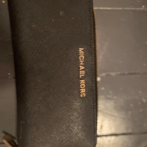 Michael kors plånbok  - Mikeal kors plånbok, är bra skick men vissa tydliga mindre skador. 