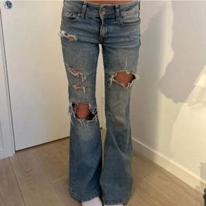 !Obs inte mina bilder! Super snygga jeans köpta i USA. Innerbenslängden: 79cm, midjemåttet rakt över 36cm. Dom har två hål på insidan för att kunna justera midjan men det är inget som syns & snöret går att ta ut.💞 pris kan diskuteras 🫶🏼