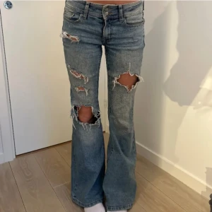 Lågmidjade jeans - !Obs inte mina bilder! Super snygga jeans köpta i USA. Innerbenslängden: 79cm, midjemåttet rakt över 36cm. Dom har två hål på insidan för att kunna justera midjan men det är inget som syns & snöret går att ta ut.💞 pris kan diskuteras 🫶🏼
