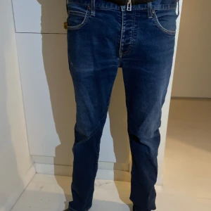 Armani Jeans - Skick 6/10  Defekt i vänstra fickan annars utmärkt skick  Pris kan diskuteras!  