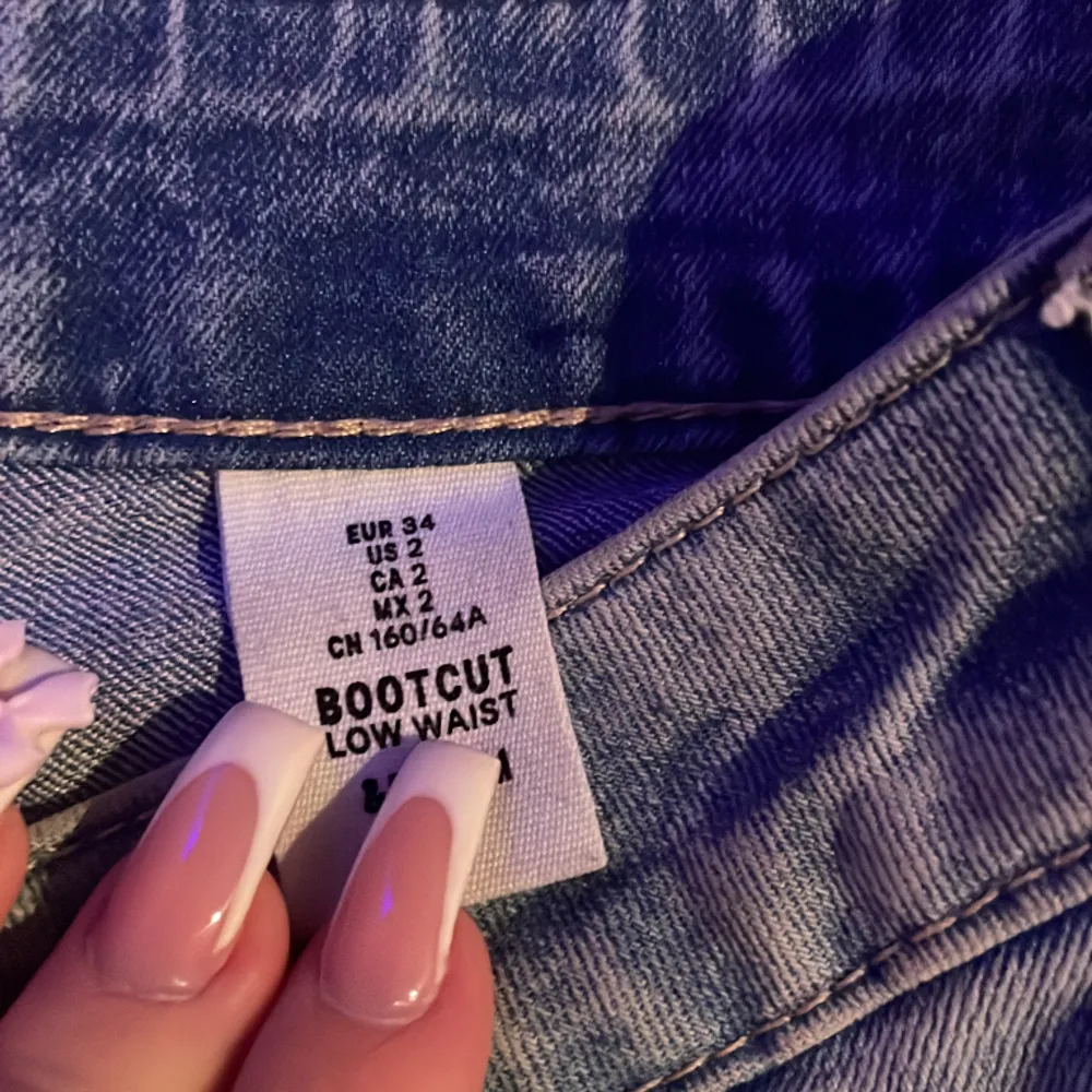 säljer dessa jeansen eftersom att de inte riktigt är min stil längre. finns några slitningar längst ner vid benet och därav priset, kom privat för fler bilder💗. Jeans & Byxor.