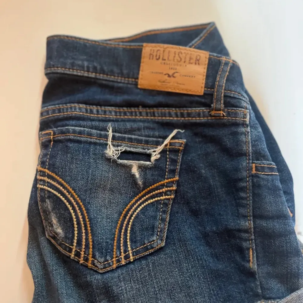 skitsnygga lågmidjade jeansshorts från hollister, säljer då de är lite för stora. använd några gånger men är i bra skick. in mina bilder kom priv för egna 💓. Shorts.