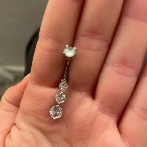 Navelpeircing  - Äkta silver. Aldrig använd endast testad. Nypris nästan 300kr säljer den för 120kr