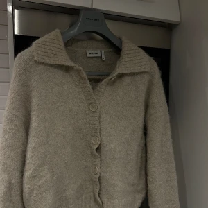 Stickad tröja  - Använd ett fåtal gånger, är köpt på weekday! I fint skick💘