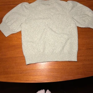 Stickad kortärmad tröja - Ljusgrön kortärmad stickad tröja 