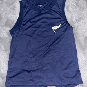 Tränings linne - Superfint marinblått träningstimmar från Björn Borg.💙💙 Perfekt kortärmad men inte speciellt åtsittande. Tröjan är fullständigt oanvänd! 💗Priset är diskuterbart!💕💕