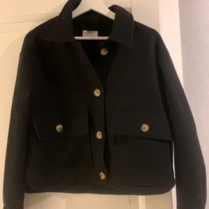 Svart kappa - Svart kappa från Only. Använd men inga defekter. Hör av er vid funderingar☺️