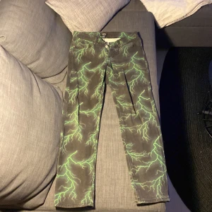 Boohooman jeans - Jag är 178 och dom passar perfekt i längd och midja. Helt perfekt baggy enligt mig.