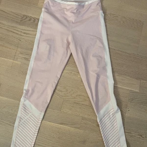 Tränings tights - Säljer dessa helt nya oanvända träningstights i storlek S i en babyrosa färg, lite lägre i midjan och sitter super fint!💕