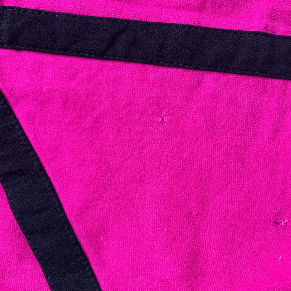 Supersnygg festklänning som sitter som ett smäck 😍 säljer den för endast 69kr då den har tre minimala hål (bild 3) på en nederkant - ingenting som syns dock 😊. Klänningar.