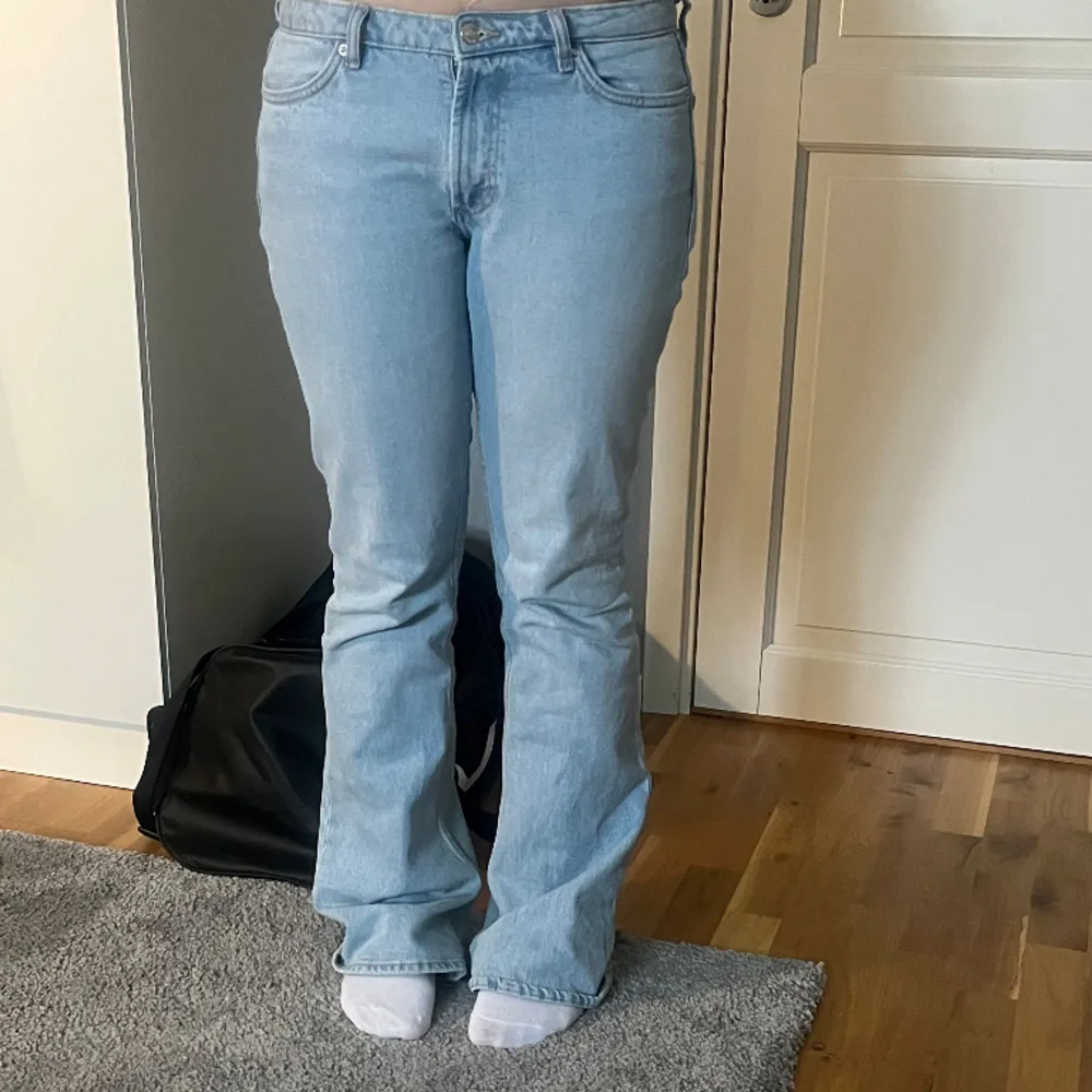 Säljer dessa virala zara jeans! 💓💓 Säljer då jag inte kan ha dom längre! Bilderna är på min syster, som brukar ha 36/38 & sitter som en smäck 💓relativt nedtrampade där nere, men går att klippa bort 💓 Nypris 399kr (finns ej kvar), säljer här för 245kr. Jeans & Byxor.