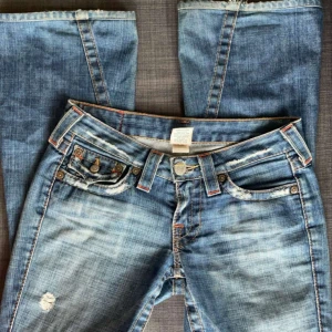 Lowwaist bootcut true religion 26 - Super fina och knappt slitna, storlek 26 i tum och de är både lowwaist och bootcut. Kom privat för mer info 