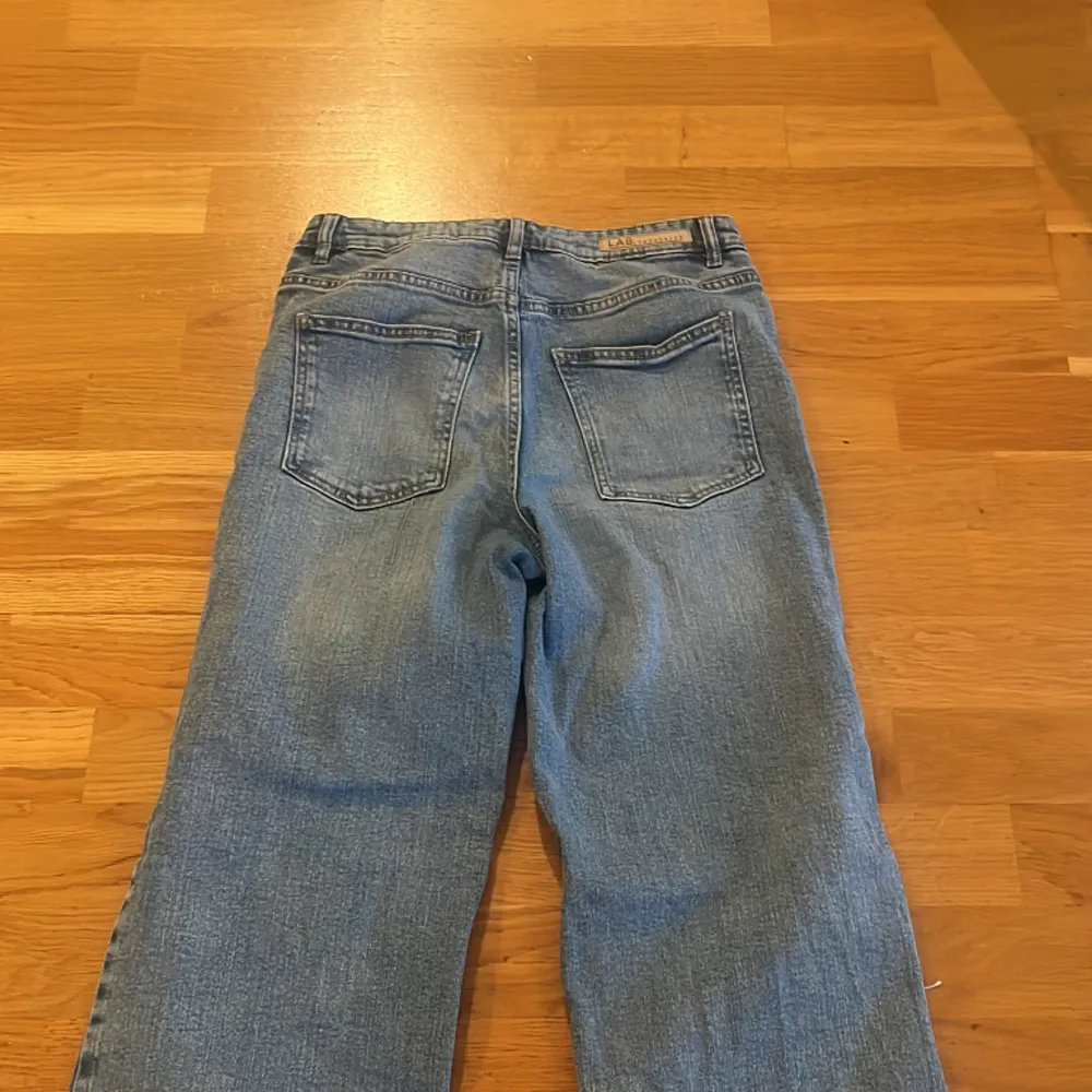 Raka/breda jeans med hål på knäna i bra skick. Storlek 170 från Kappahl. Priset kan diskuteras men säljer de för för minst 80kr. Jeans & Byxor.