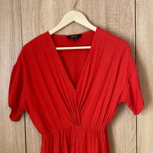 Röd sommarklänning - Säljer vidare klänning jag köpt då den inte helt funkade för mig i passformen. Så synd för verkligen superfin färg! Klänningen är ej använd så i väldigt fint skick. Skriv för mer bilder ❤️