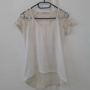 T-shirt / blus - Fin t-shirt / blus med spets på axlarna och ryggen.