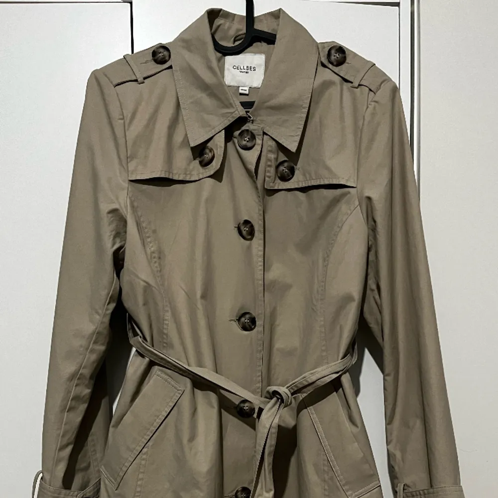 A cellbes Trenchcoat in excellent condition (never worn). . Jackor.