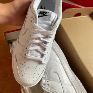 Nike Dunk low “tripple White“ - Detta är ett par skor som jag vunnit på en tävling på Instagram men som var lite små för mig därför säljer jag dessa fina skor. Aldrig använda. Skorna är från en hemsida på instagram som heter pardonmykicksdotse. Skriv för intresse!