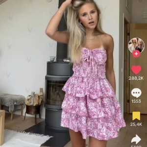 Fin sommarklänning  - Jättesöt trendig sommarklänning som går att knyta på olika sätt. (Lånad bild)