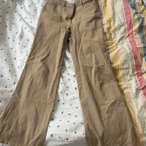Bruna kostymbyxor - Superfina! Passar mig som har S/38 men vill ha en mer baggy fit. Frakt ingår ej. 🌻