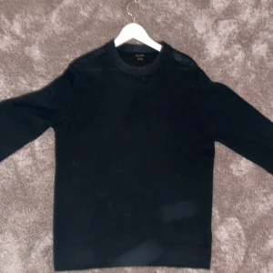 Massimodutti Stickad tröja - Hej, Säljer min massimodutti stcialde tröja i ett mycket bra skick.Strl L-M. Nypris 800kr, mitt pris 250kr. Hör av er vid frågor