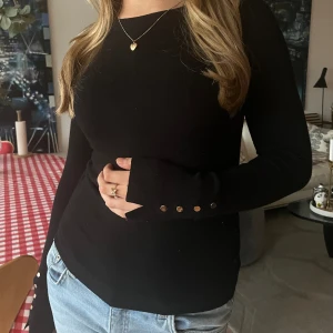 Zara tröja  - Jätteskön svart tröja från zara med guld knappar<33obs den har ett pyttelitet hål vid slutet av ärmen men det är inget som syns❤️❤️