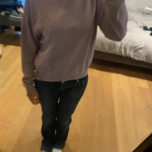 Lila tröja - En lila tröja med ribbade änder