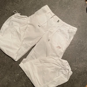 Supercoola Nike vita byxor storlek 36 - Supercoola Nike vita byxor storlek 36. Fickor på sidorna. Går att spänna de där nere. Snöre på framsidan.