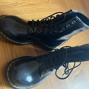 Dr Martens vegan marinblå 1416 stl UK 4 37 nyskick  - Marinblå blanka vegan, ej använda. 