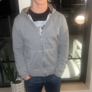 Burberry hoddie  - Skick 9,5:10 använd fåtal gånger Storlek M 