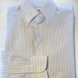 Slim Fit Oxford skjorta Blå/Vit - Helt oanvänd oxfordskjorta med buttondown-krage och smal passform från Ströms till salu. Inköpt för 1500 kr, i storlek 40. Kontakta mig gärna för mer detaljerade mått eller andra frågor!