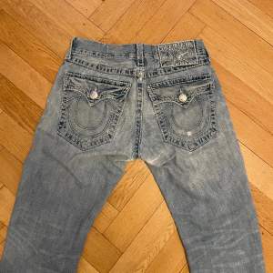 Säljer mina true religion jeans eftersom de inte passar längre. Äkta men inget äkthetsbevis tyvärr, köpt i USA. Det finns några hål men syns knappt då designen redan har distressing. Skicka ett dm vid fler frågor!