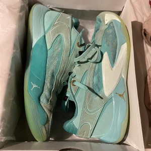 Jordan Luka 2 tropical twist/metallic gold/washed teal/barely green - Bra traction på ren plan. Sköna men jag säljer för de är en storlek för stora för mig. Haft dom i 2,5 månader men har alternerar mellan andra skor också. Originalpris 1305kr