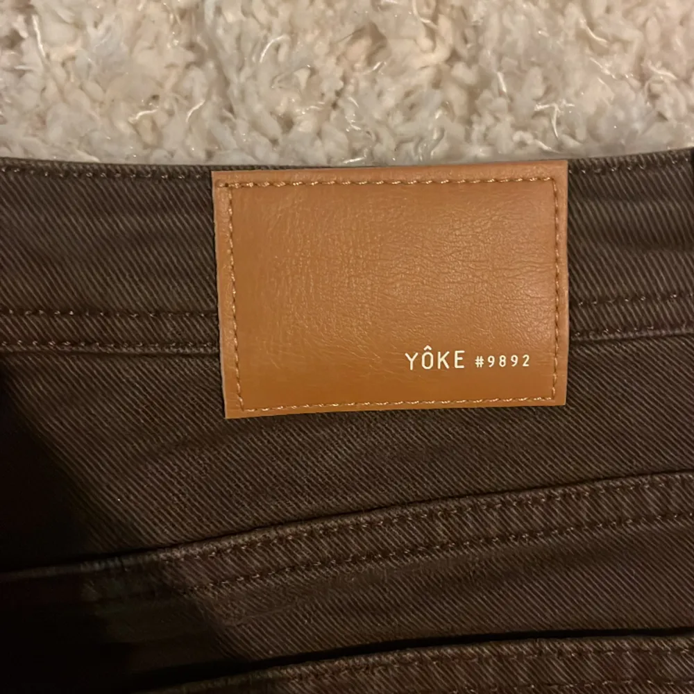 Säljer Yôke jeans i storlek M inköpta på junkyard i Stockholm för 700. Säljer då dem inte passade mig. Dom är i sprillans nyskick aldrig använda. Kan gå ned i pris vid snabb affär . Jeans & Byxor.