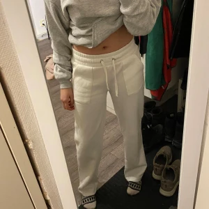 Byxor - Ett par vita Låg midjade byxor från lager 157, säljer då de inte kommer till användning Dm för mer information ❤️