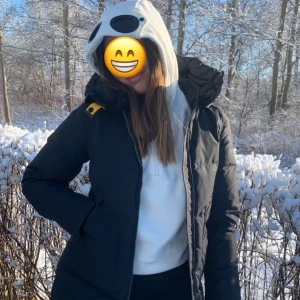 C.P. Company Hoodie  - Säljer min C.P company hoodie i storlek S(herr storlek) men passar för tjejorna också såklart. Älskar hur bekväm,stilren och SNYGG denna är. Men det är dags att ta farväl. Äkta,köpt för 2999kr, kvitto kan försökas fixas fram.(julklapp för 3 år sedan)