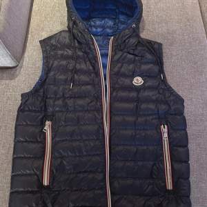 Säljer min snygga Moncler naples gilet. Stilren väst! Skick 9/10. Äkta såklart! Hör av dig vid fler frågor!🔥