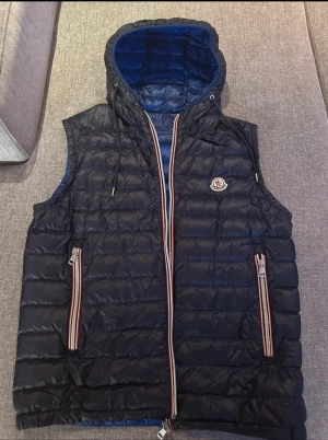 Moncler väst! - Säljer min snygga Moncler naples gilet. Stilren väst! Skick 9/10. Äkta såklart! Hör av dig vid fler frågor!🔥