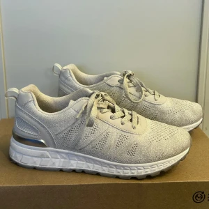 Glittriga sneakers - Glittriga sneakers i beige/grått. Sparsamt använda.